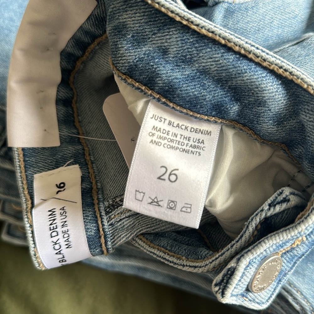 Distressed Cropped Jeans - Picture 6 of 6